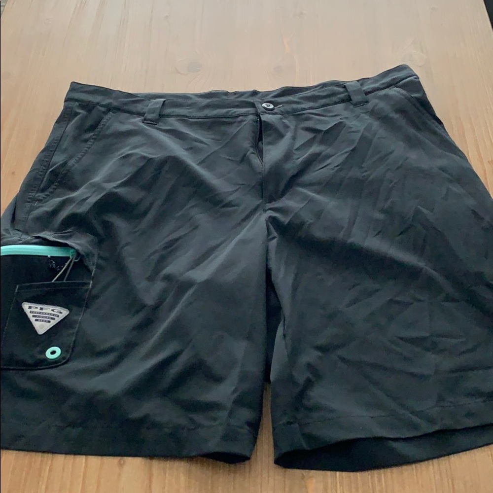 Men’s black Columbia PFG shorts